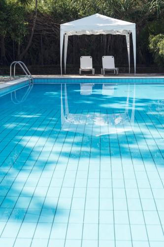 Бассейн в Orange Grove Suites или поблизости