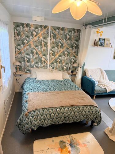 sypialnia z łóżkiem i ścianą wypełnioną pluszowymi zwierzętami w obiekcie Le Petit Lodge w mieście Coulouvray-Boisbenâtre