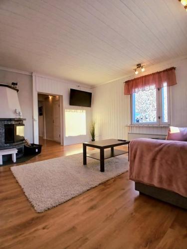 a living room with a couch and a table at Villa Mutkala in Kittilä