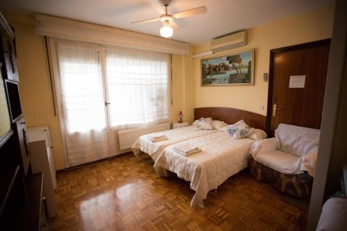 Un pat sau paturi într-o cameră la Pensión Mari Asun