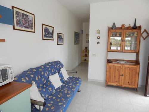 un soggiorno con divano e una cucina di Otranto Green House a Otranto