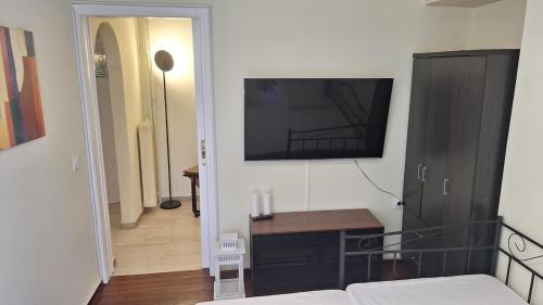 Retro Modern Apartment Pagrati