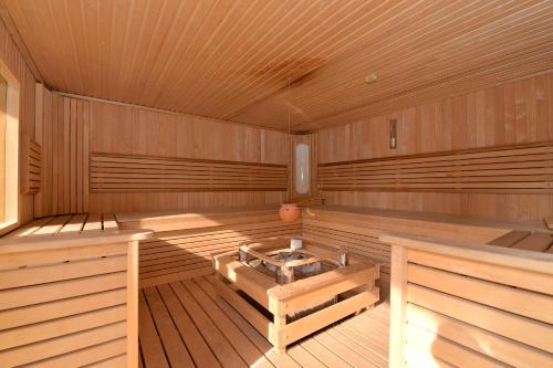 a large wooden sauna with a tub in it at Le gîte de Vitazensel in Logelbach