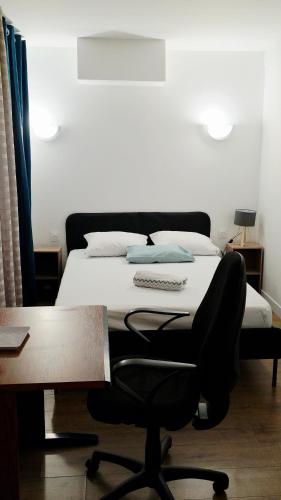 Chambre 6 في تولوز: غرفة نوم بها سرير ومكتب وكرسي