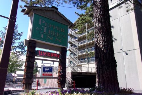 החזית או הכניסה של Pepper Tree Inn Tahoe City