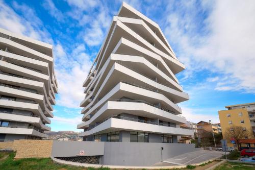 Urban Nook Design Apartments - Private Garage Parking
