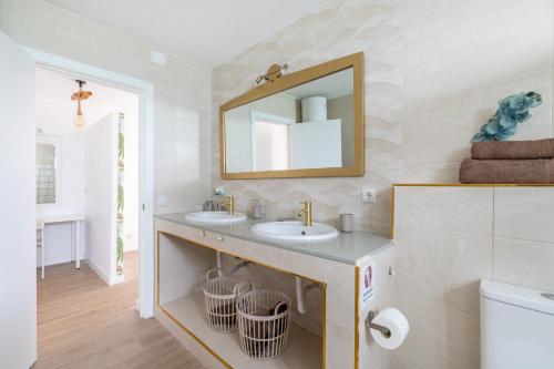 a bathroom with two sinks and a mirror at Fuerte Roche 1 in Tuineje
