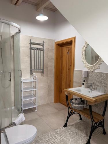 a bathroom with a sink and a shower at Wypoczynek pod Lipami in Ruciane-Nida
