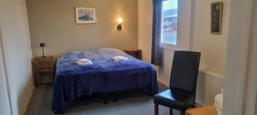 een slaapkamer met een bed waarop twee handdoeken liggen bij Gil guesthouse in Búðardalur