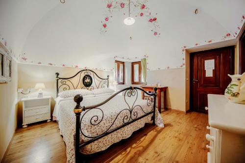 a bedroom with a black and white bed and a mirror at B&B Lo Gnomo in Pennapiedimonte