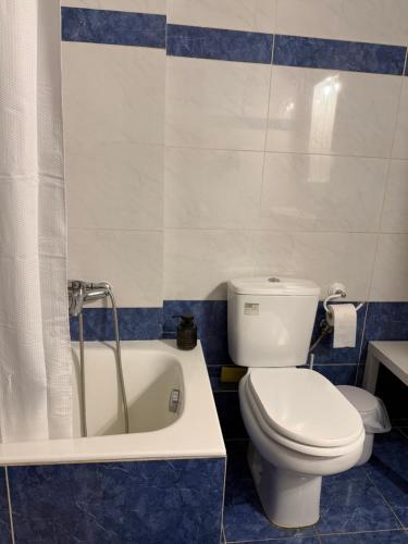 Et badeværelse på Paper Mill apartment