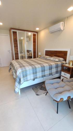 a large bedroom with a bed and a mirror at Apartamento completo Premium-Frente ao Mar Wi-Fi rápido-ar-condicionado in Rio de Janeiro