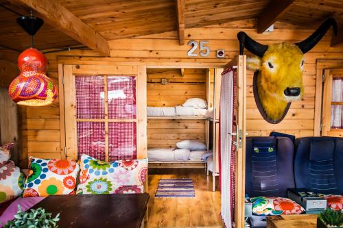 a log cabin with a room with a bed at Jorplace Boutique Hostel in Scheveningen