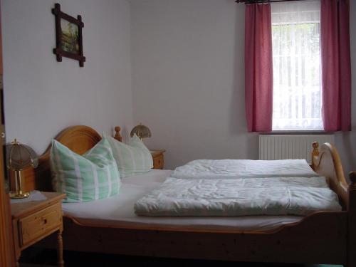 1 dormitorio con 2 camas y ventana en Gast- und Pensions-Haus Hodes en Rudolstadt