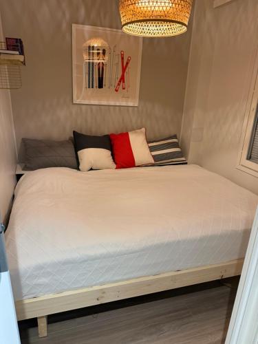 a bed in the corner of a room at Ski-Inn Huttu-Ukko in Pyhätunturi