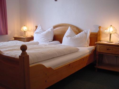 1 dormitorio con 2 camas con sábanas y almohadas blancas en Gast- und Pensions-Haus Hodes, en Rudolstadt