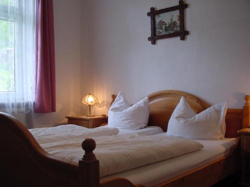 1 Schlafzimmer mit 2 Betten mit weißen Kissen und einem Fenster in der Unterkunft Gast- und Pensions-Haus Hodes in Rudolstadt