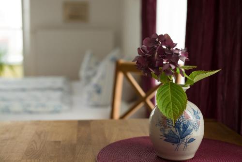 a vase with purple flowers in it on a table at Ferienhaus Kaptein Meyer in Zingst