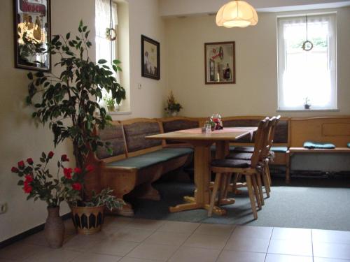 sala de estar con mesa y sofá en Gast- und Pensions-Haus Hodes, en Rudolstadt