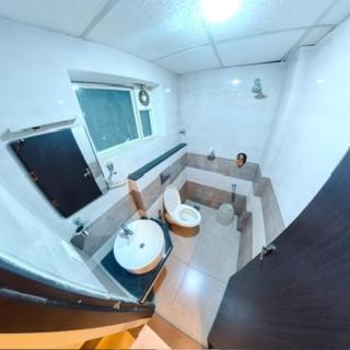 a large bathroom with a sink and a toilet at krishna suites guruvayur in Guruvāyūr