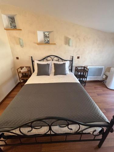 a bedroom with a large bed in a room at Launie Lea Chambre d'Hotes in Eyzerac