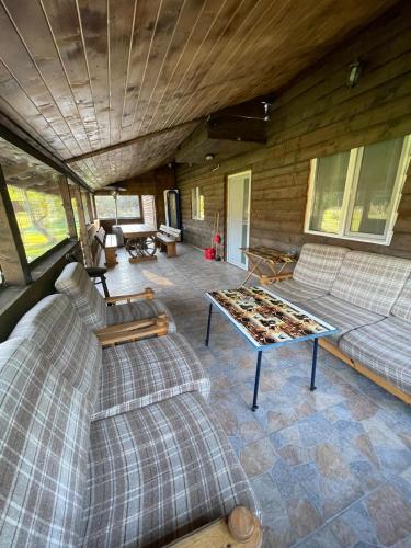 a living room with a couch and a table at Apartament Amis tip Cabana in Poeni
