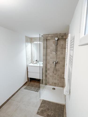 Aya - Renovated air-conditioned duplex with garden