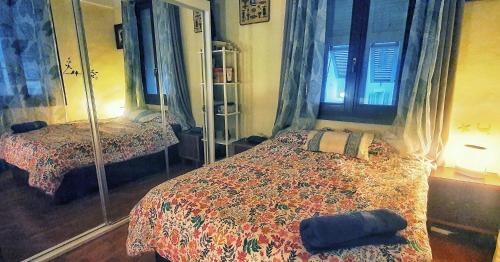 Shared Appartment with Kitten في نيس: غرفة نوم بها سرير ومرآة