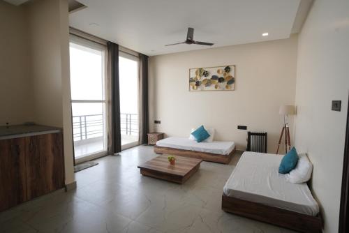 a large room with two beds and a table at Corbett Valley View in Tota Ām