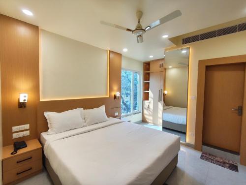 a bedroom with a large white bed and a mirror at Hotel Heritage Inn in Samastīpur