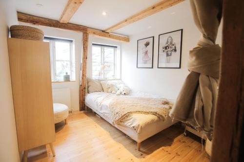 The Pink House Boho chic tesisinde bir odada yatak veya yataklar