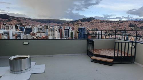 un balcone con vista sulla città di Torre Daly a La Paz