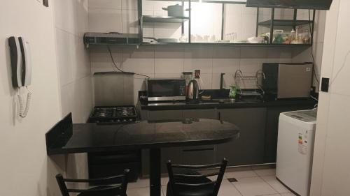 una piccola cucina con un bancone con sedie e una stufa di Torre Daly a La Paz