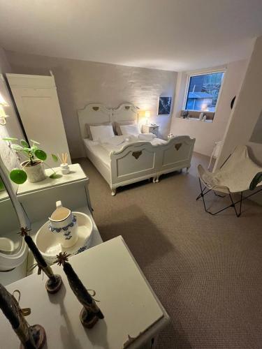 een slaapkamer met een wit bed en een tafel met een tafel ernaast bij Winding B&B Silkeborg in Silkeborg