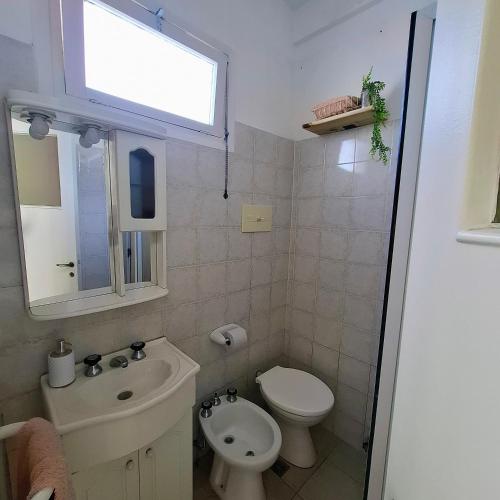a small bathroom with a toilet and a sink at Little Bolivar Monoambiente moderno céntrico Escapadas invierno in Mar del Plata