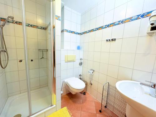 a bathroom with a shower and a toilet and a sink at Fewo Lavendel - mit Dachterrasse, Hund ist willkommen in Mariendorf