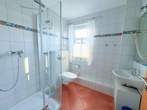 a bathroom with a shower and a toilet and a sink at Ferienwohnung Flieder - ruhig und tierfreundlich in Mariendorf