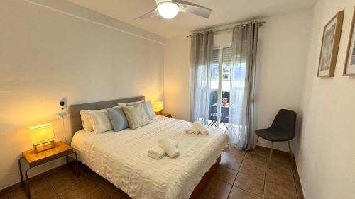 a bedroom with a bed with two towels on it at Rhys Houses in Altea