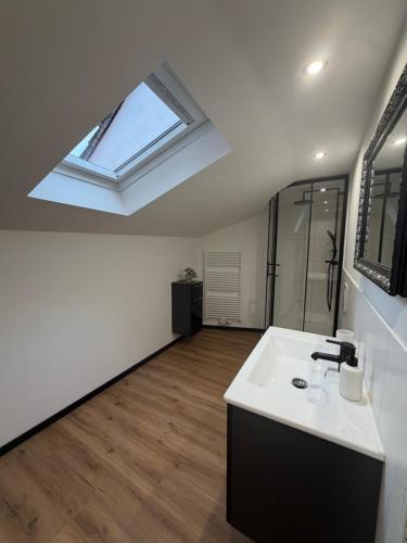 a bathroom with a sink and a skylight at Zauberhafte Erdgeschoss-Maisonettewohnung in Bovenden