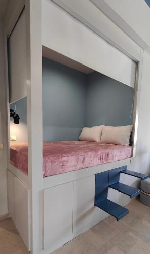 Modern Central Apartment - 400m to Beach