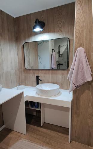 Modern Central Apartment - 400m to Beach