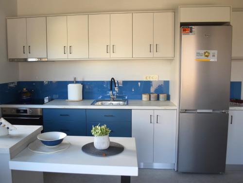 Modern Central Apartment - 400m to Beach