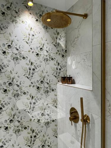 a bathroom with a black and white floral wallpaper at Panorama Nacional in Ávila