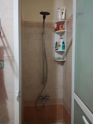 una doccia con soffione in un bagno di Kim Apartment a Marrakech