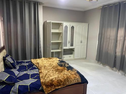 Giường trong phòng chung tại Ernest's Haven