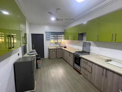 Nhà bếp/bếp nhỏ tại Ernest's Haven
