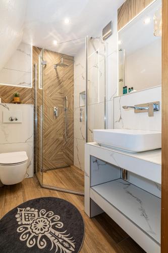 a bathroom with a sink and a shower at Willa u Baranów 2 in Zakopane