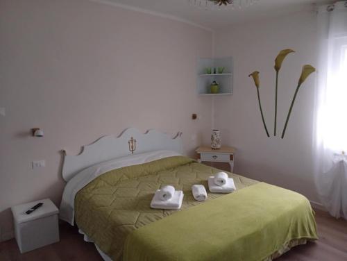 a bedroom with a bed with two towels on it at Violetta in Minerbio