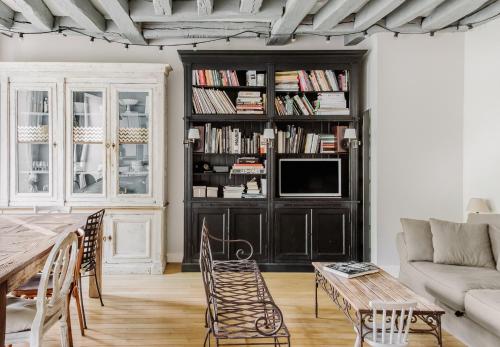 Beautiful Parisian apartment full of light