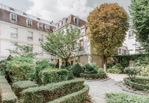Beautiful Parisian apartment full of light